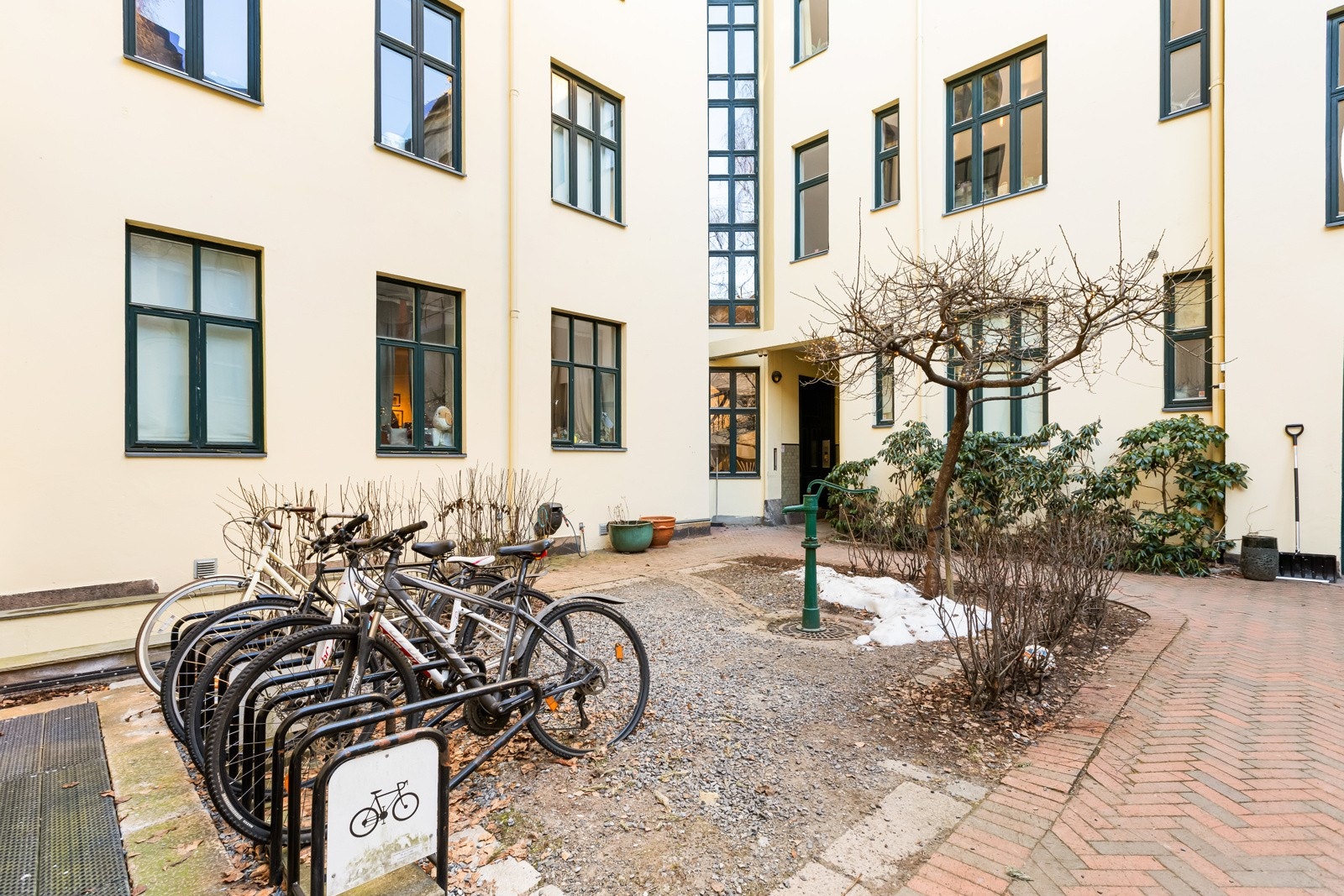 Fin bakgård med sykkelparkering. Galleribilde