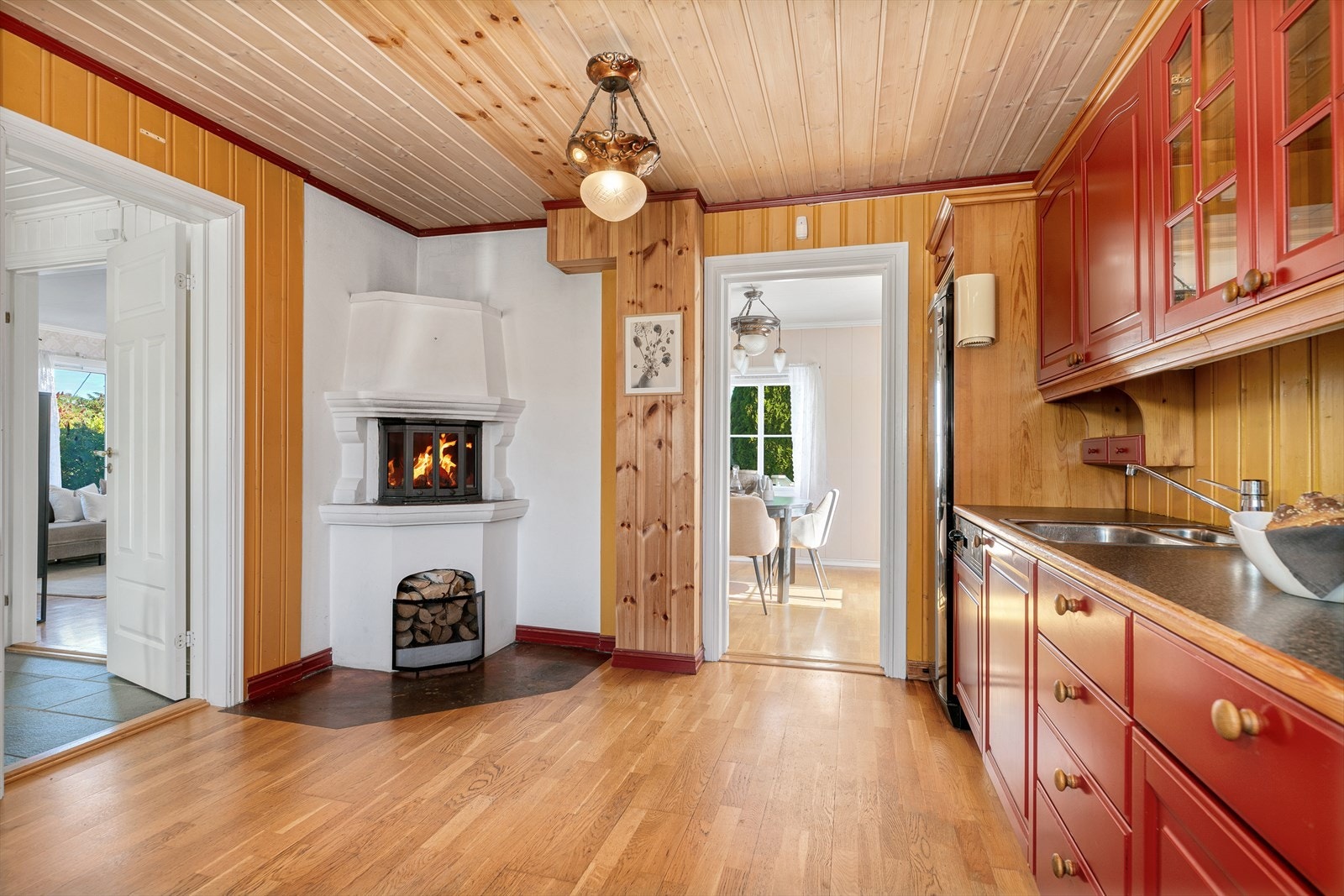 Det er også en fin peis på kjøkkenet som gir god varme og hygge. Galleribilde