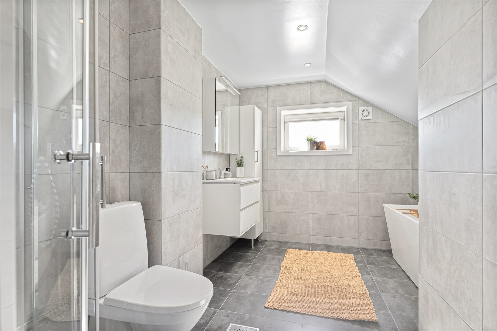 Badet i 2. etasje ble pusset opp i 2018 og har varmekabler i gulv og downlights i himling. Galleribilde