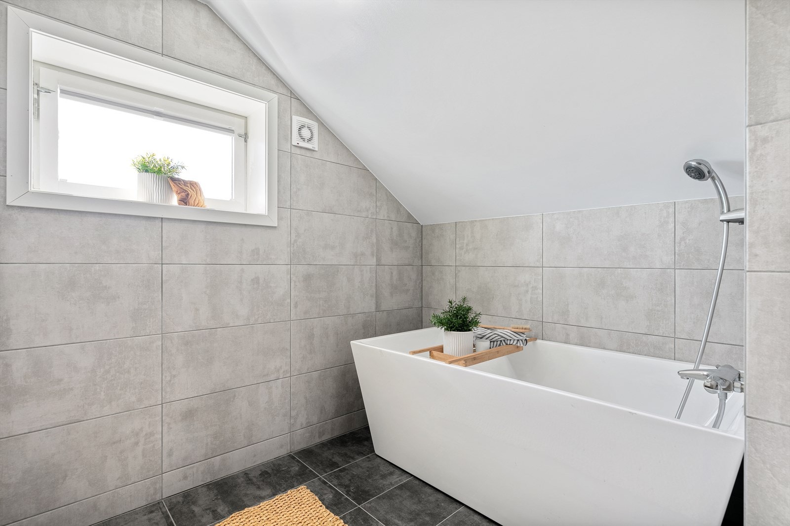 Badet i 2. etasje har både dusjhjørne og badekar. Galleribilde