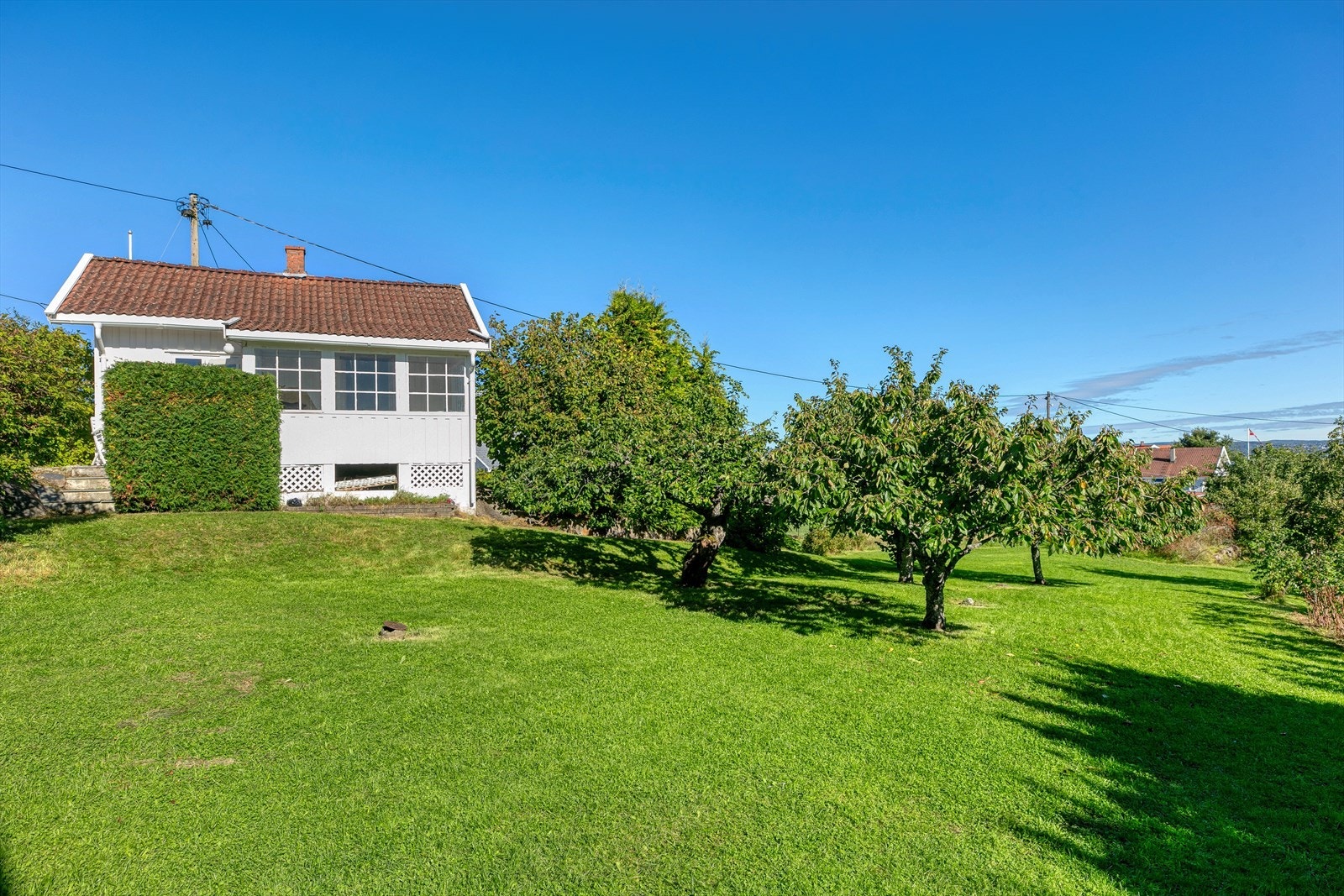 Et av høydepunktene med eiendommen er også denne medfølgende sommerhytta! Galleribilde