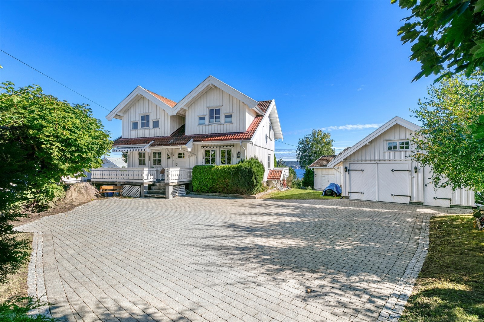 Pent opparbeidet inngangsparti med belegningsstein. Galleribilde