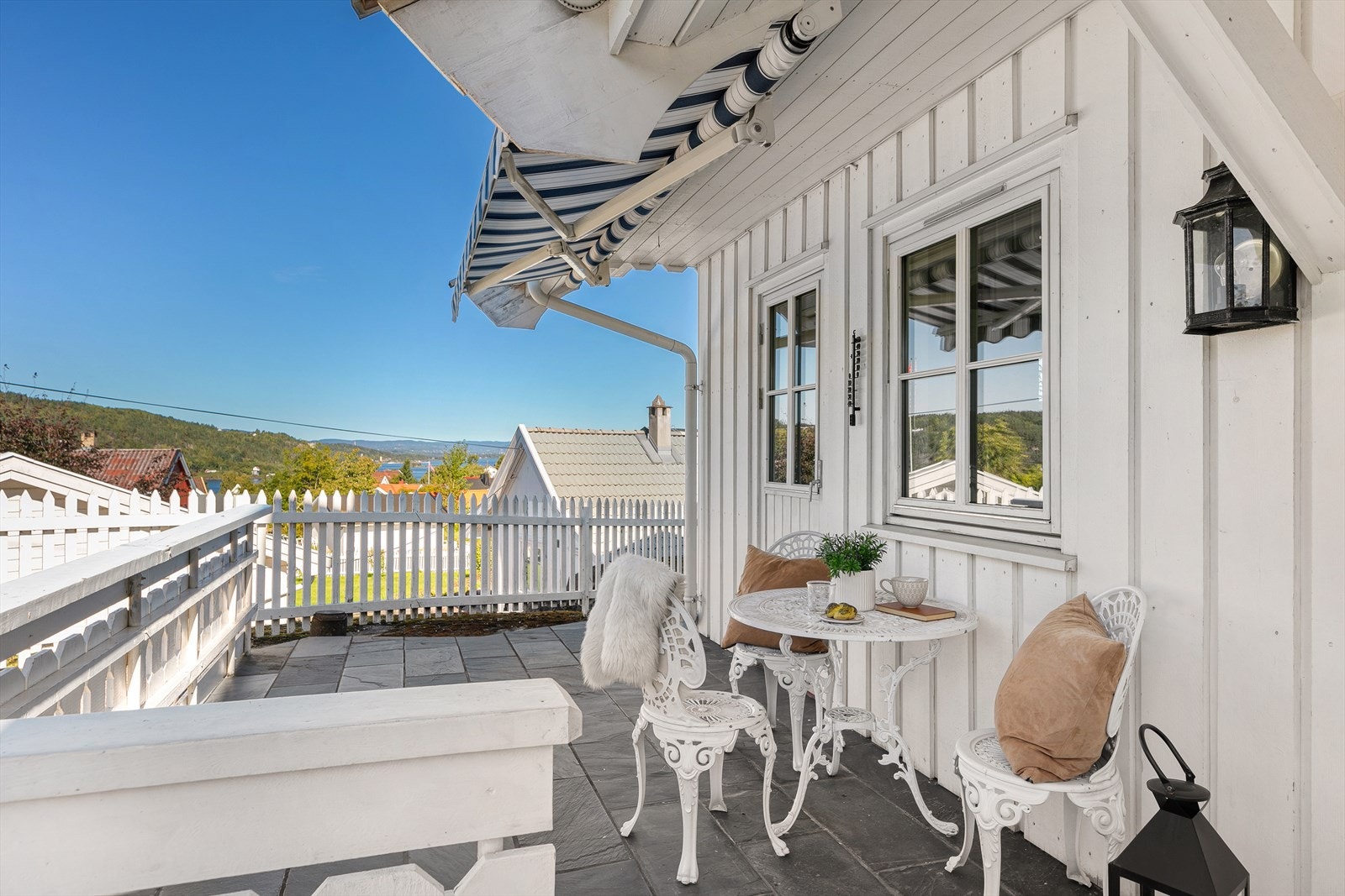 Fin terrasse ved inngangspartiet. Galleribilde