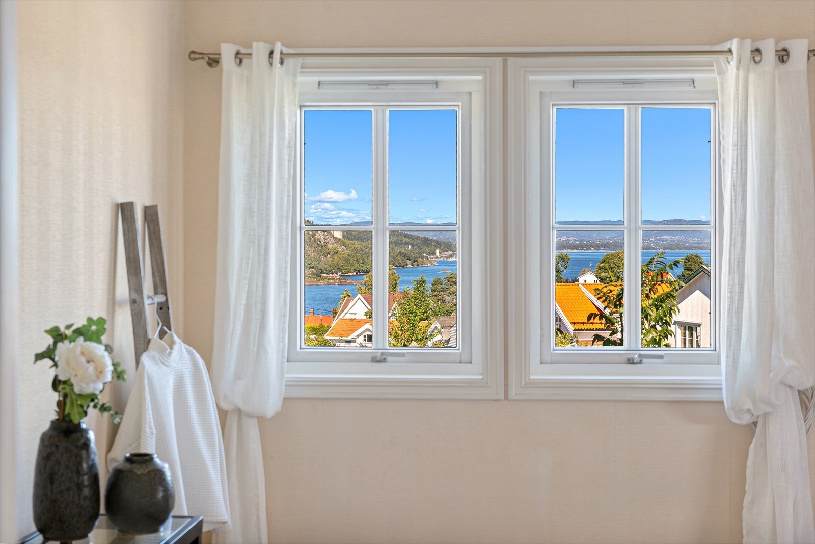 Nydelig utsikt fra hovedsoverommet. Galleribilde