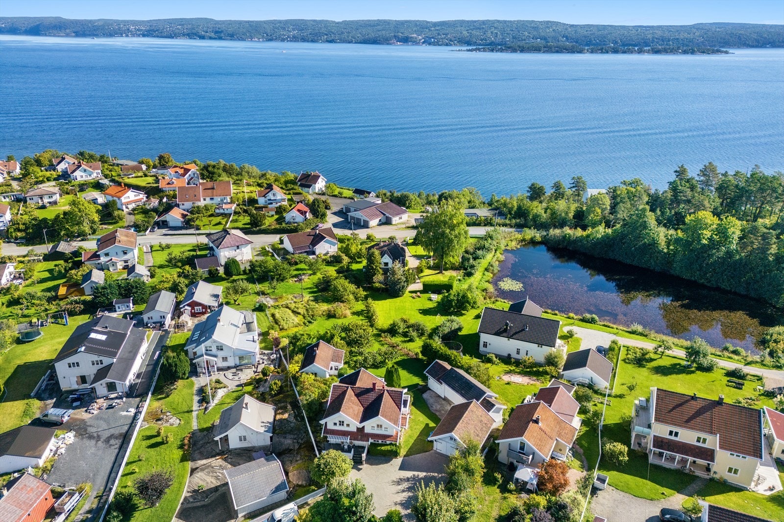 Herfra er det kort gangavstand til både fjorden og kyststi samt marka. Galleribilde