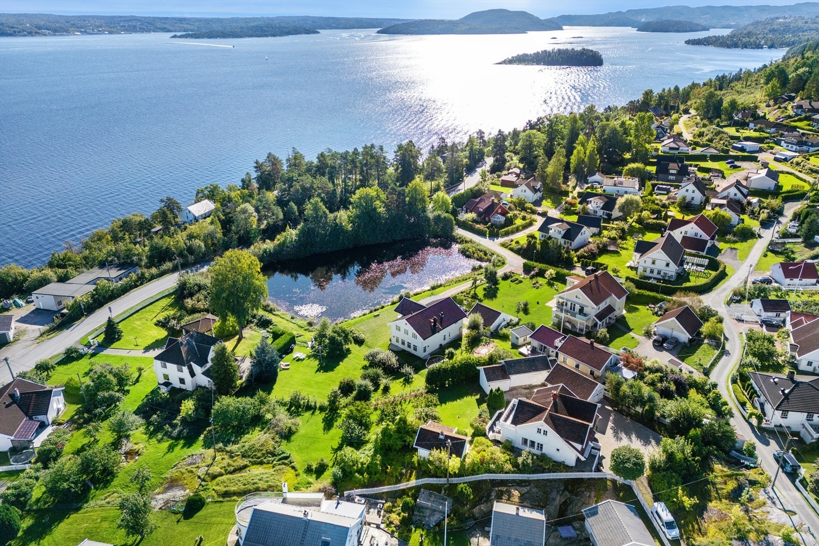 Nærsnes er kjent som sørlandsperlen i Røyken kommune og grenser mot Oslofjorden med flott småbåthavn og mange bademuligheter langs sjøen. Galleribilde