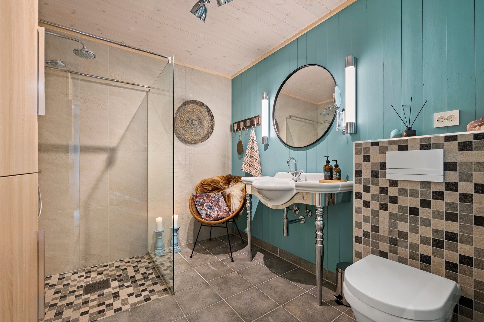 Badet byr på særpreg i tradisjonell hyttestil, samtidig som det gir komfort Galleribilde