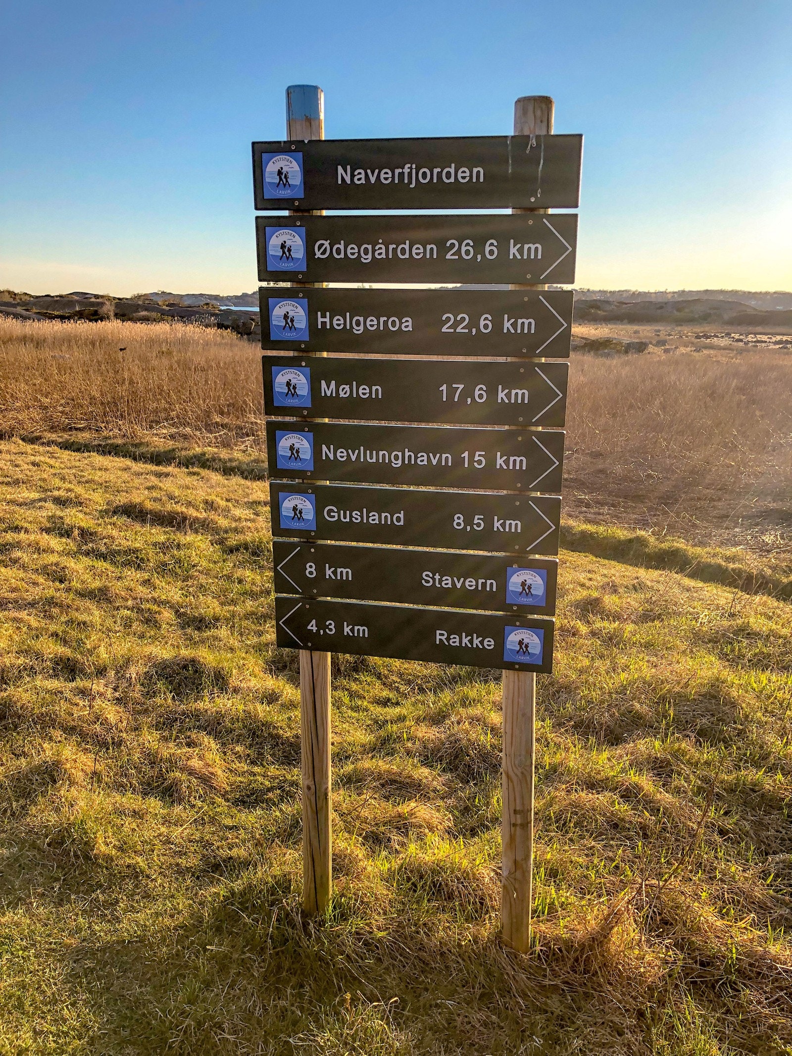 Kyststien er en populær turløype som er godt merket og byr på flott natur og badesteder. Den strekker seg fra Stavern via Naverfjorden og Nevlunghavn til Helgeroa Galleribilde