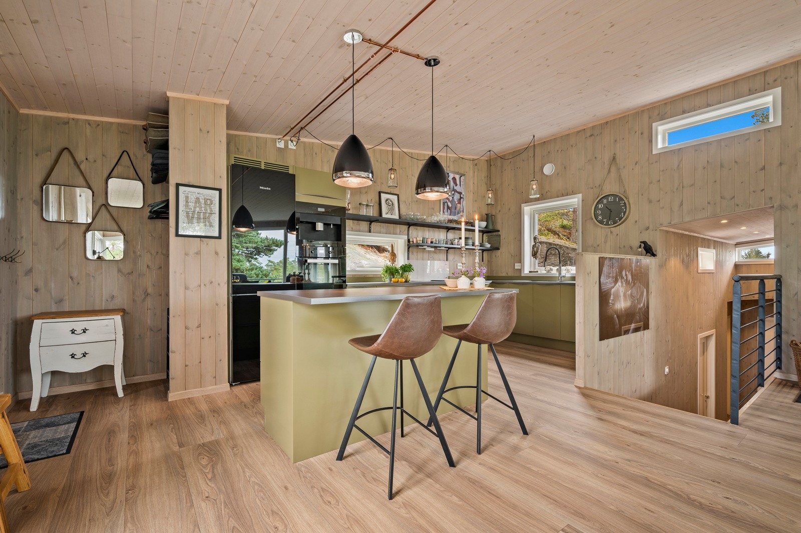Velkommen inn i hjertet av hytta - et kjøkken med tidløs design og funksjonelle løsninger Galleribilde