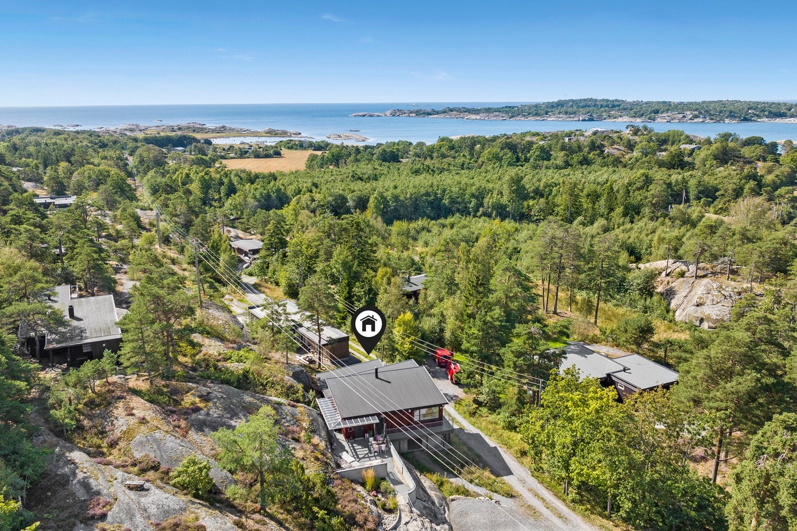 Med kort vei til både svaberg ved Bøvre/Røvika og de barnevennlige strendene i Naverfjorden får du en innholdsrik og idyllisk beliggenhet Galleribilde