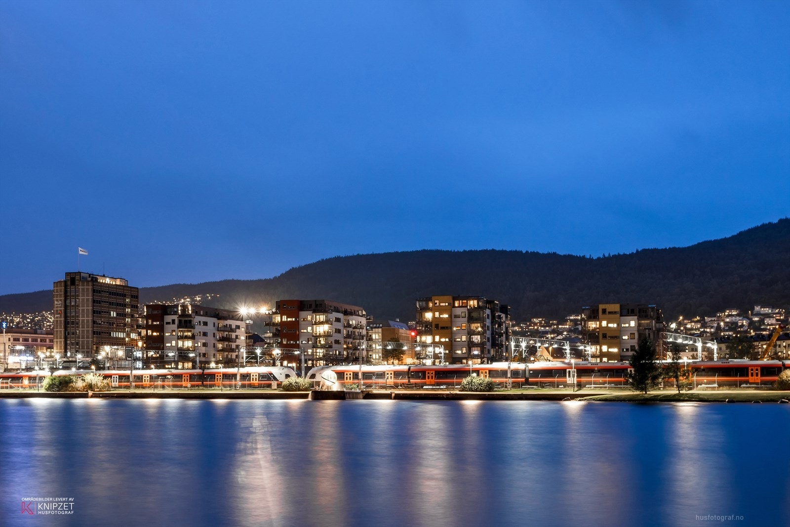 Drammens oppgraderte jernbanestasjon er beliggende i en rask spasertur unna, ideelt for pendlere. Galleribilde