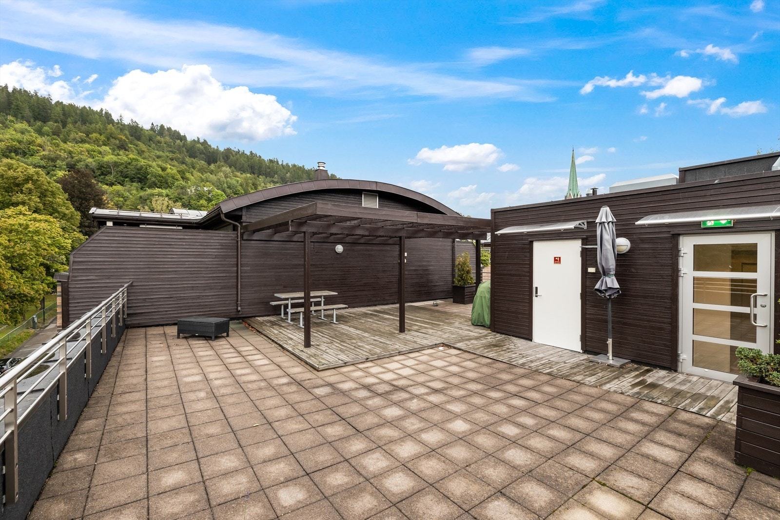 Felles takterrasse med flere sittegrupper. Galleribilde