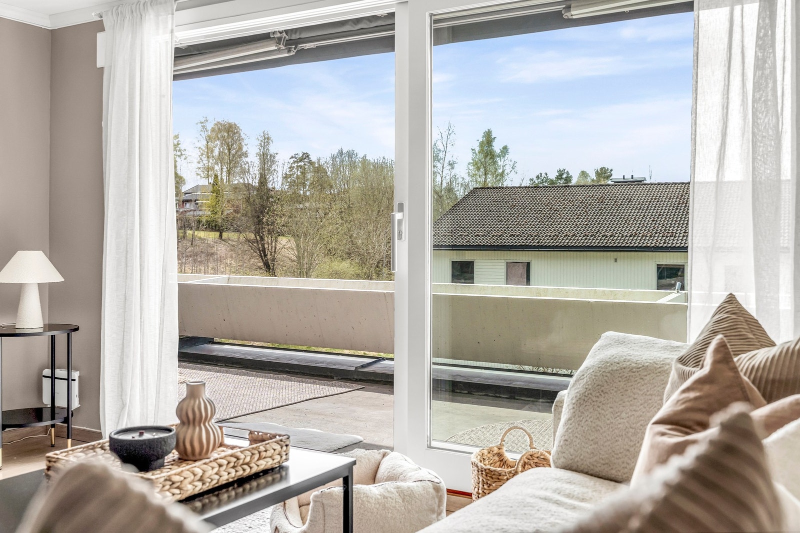 Det er skyvedører ut til den solrike terrassen fra stuen. Galleribilde
