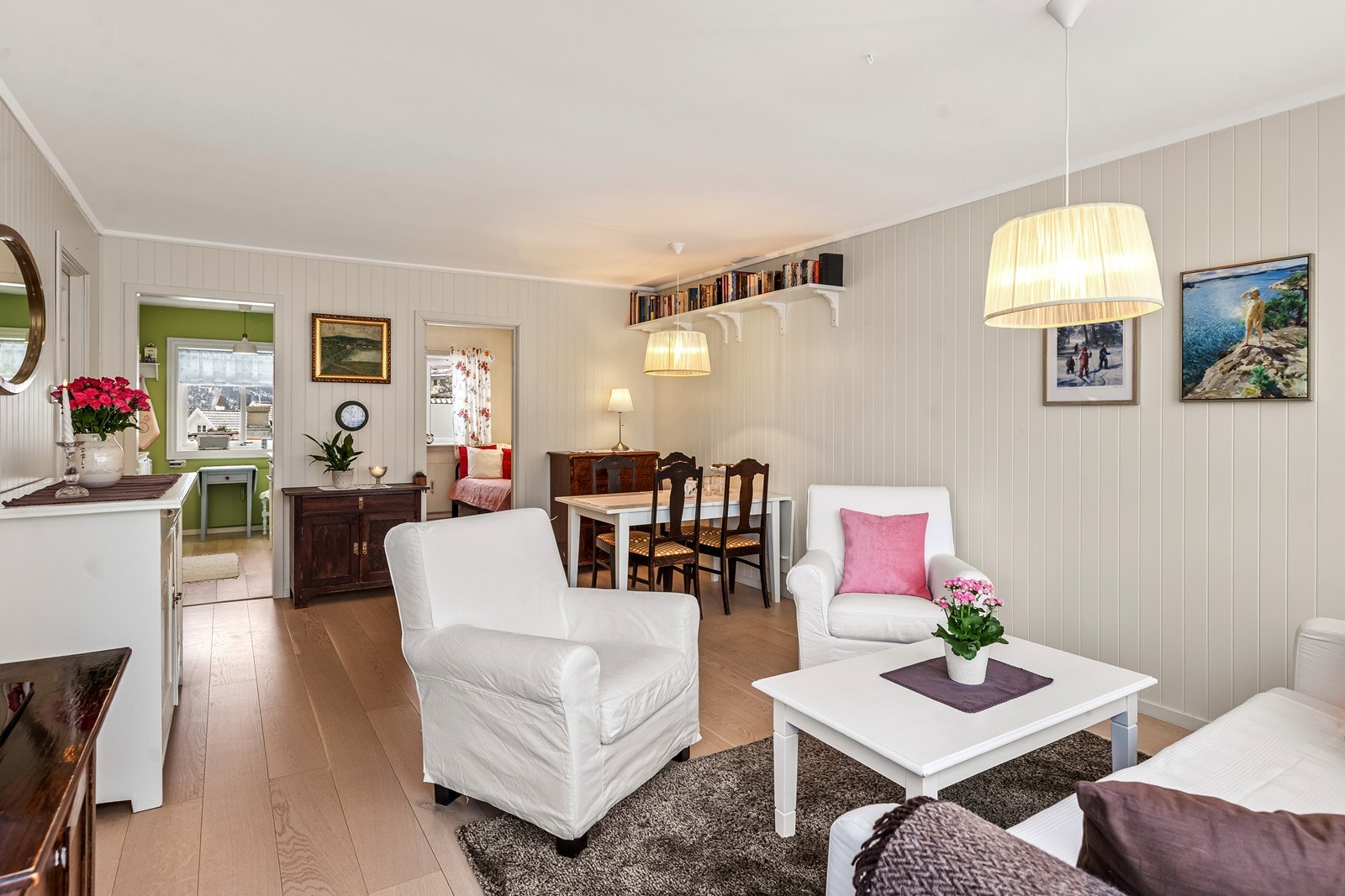 Stue med god plass til både sofagruppe og spisebord, samt direkte tilgang til kjøkken. Galleribilde