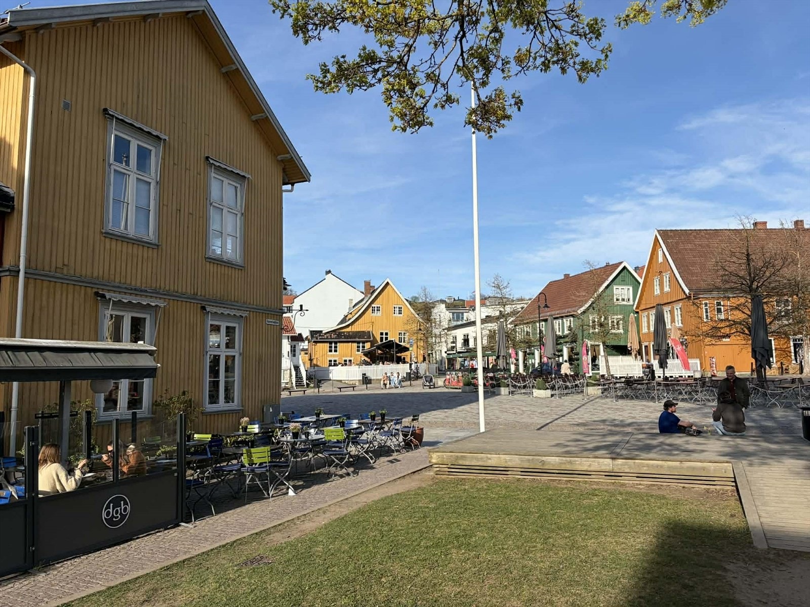 Idylliske gater med butikker og kafeer. Galleribilde