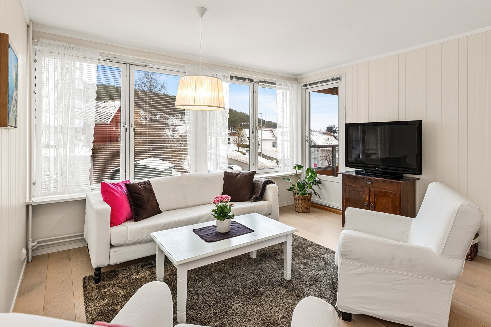 Lys og trivelig stue med panelte overflater og flere muligheter for møblering. Galleribilde