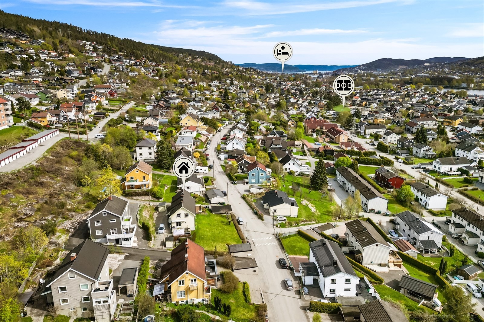 Eiendommen ligger sentralt med kort gangavstand til på ca. 300 meter til bussholdeplass. Her går det hyppige avganger inn mot sentrum av Drammen. Timesekspressen stopper ved Rosenkrantzgata, med god forbindelse mot Kongsberg og Oslo. Galleribilde