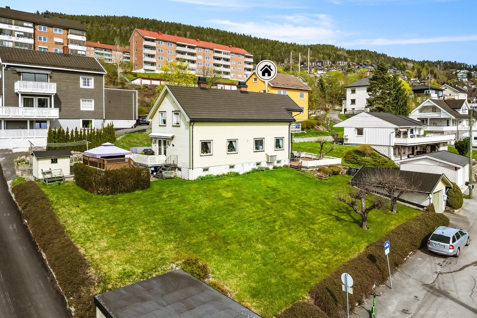 Stor felles hage med naboen. Her er det gode solforhold. Galleribilde