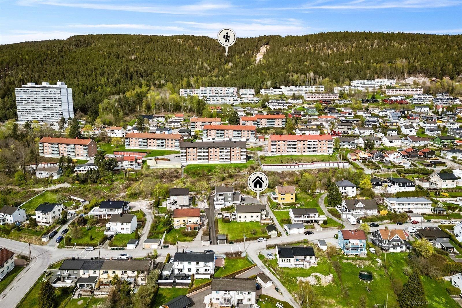 Fra eiendommen er det kort vei til blant annet lekeplass, matbutikk, bussforbindelse, idrettsanlegg, skole, barnehage og marka med fine tur- og aktivitetsmuligheter. Galleribilde
