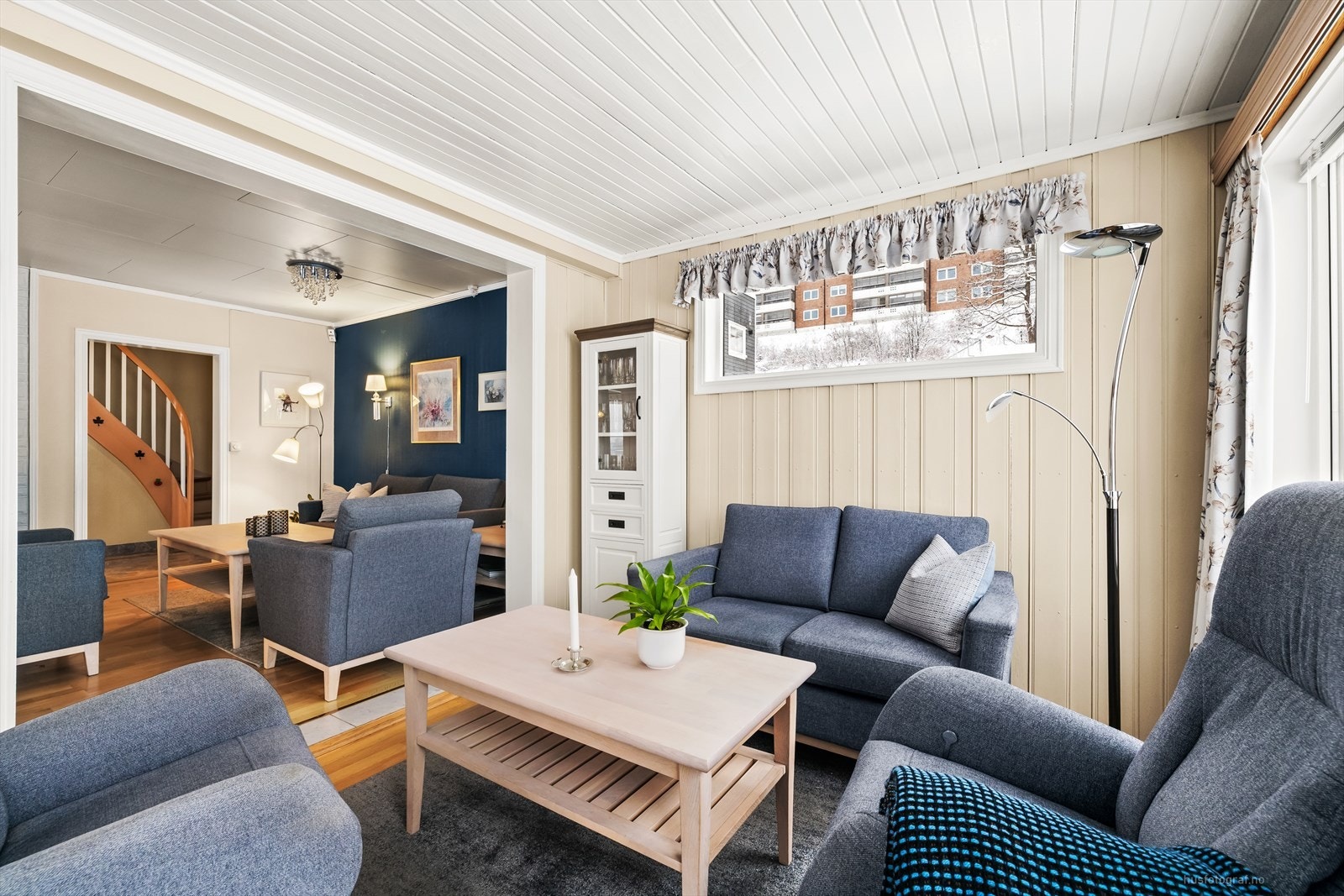 Rommet har en velholdt standard, og har parkett på gulv og strie på vegger. Galleribilde