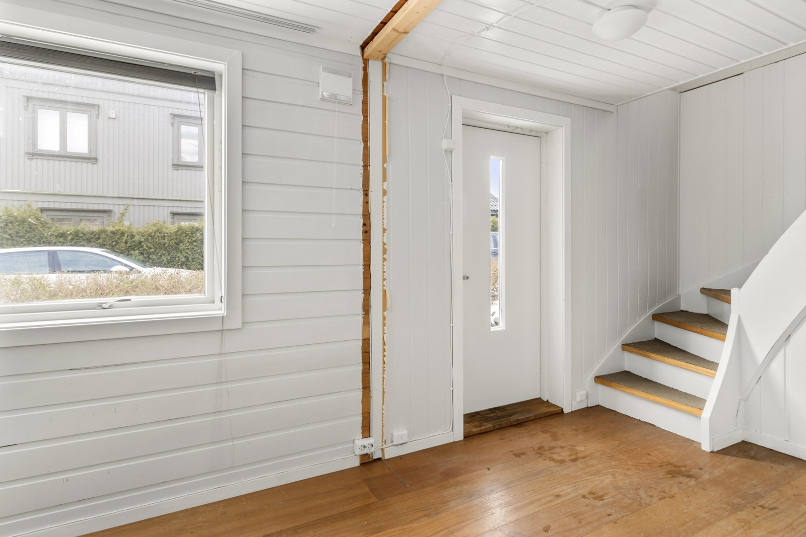 Fra entreen er det inngang til et innredet rom som kan benyttes som kjellerstue. Galleribilde
