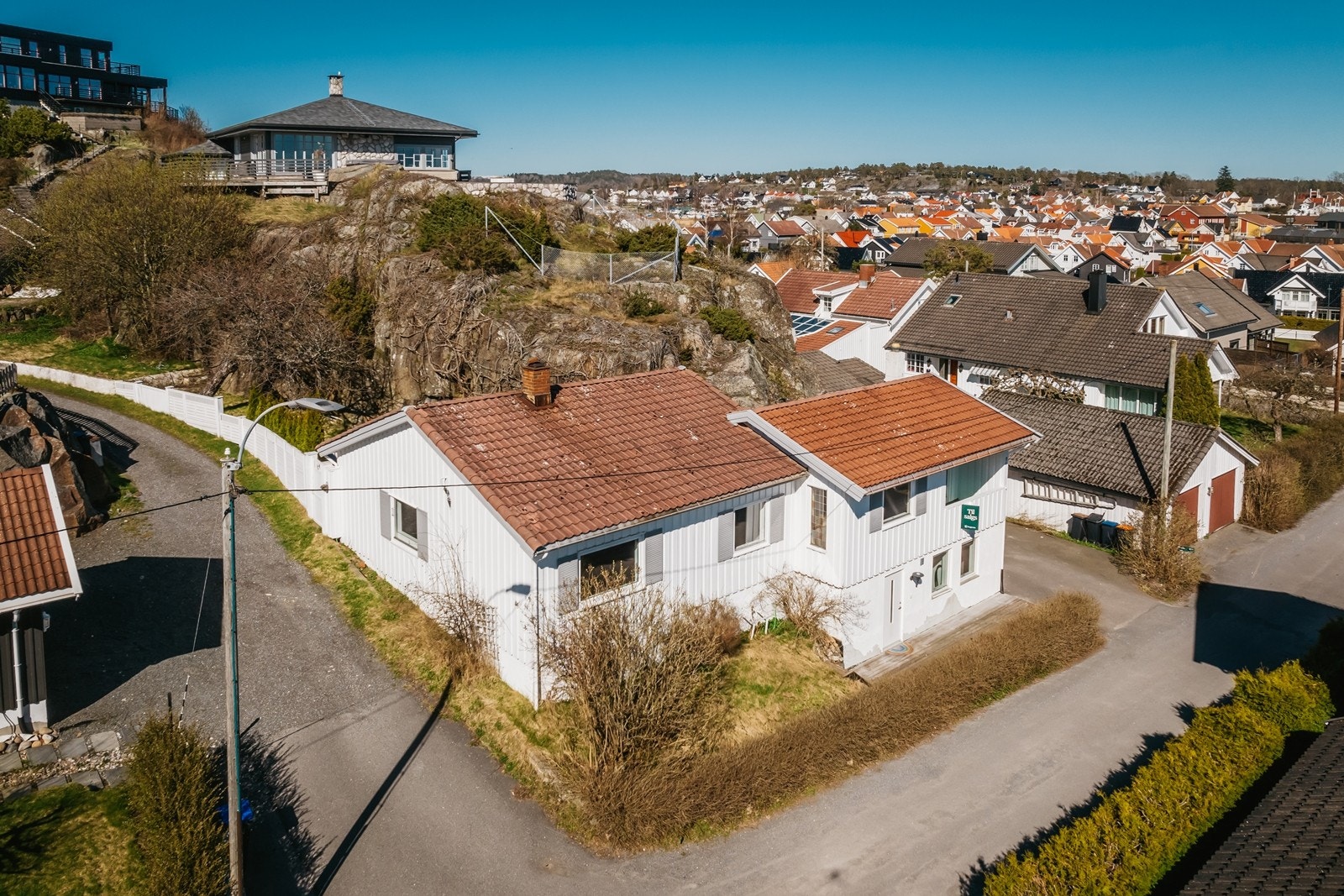 Boligen har stort potensial, men bærer preg av vedlikeholdsbehov og enkelte uferdige arbeider. Galleribilde