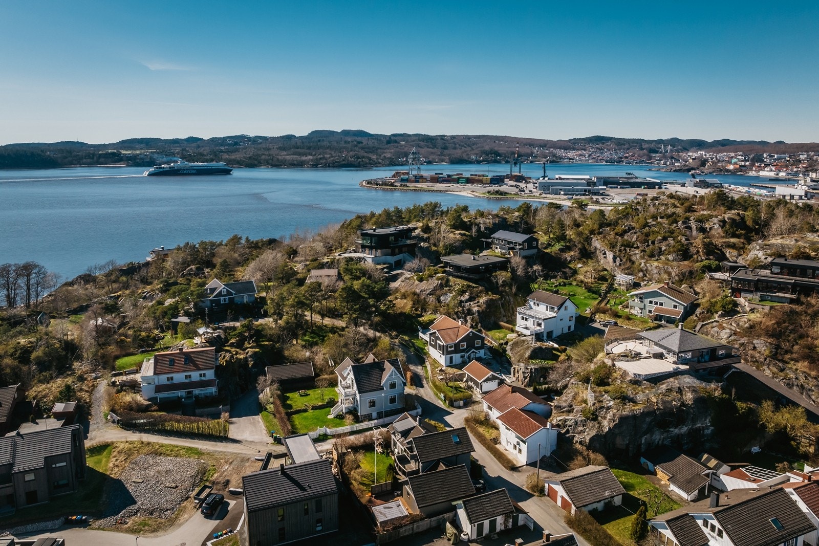 Området byr på en fredelig atmosfære med svaberg, kyststier og båtliv, samtidig som det er et trygt og godt sted for familier å slå rot. Galleribilde