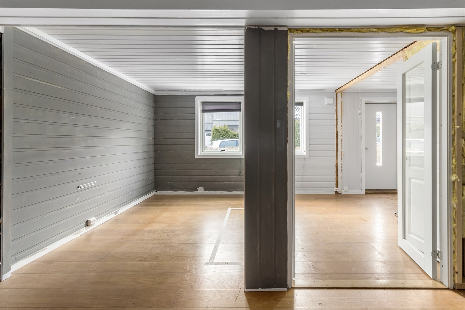 Rommet har tofløyede glassdører som skiller det fra entreen. Galleribilde