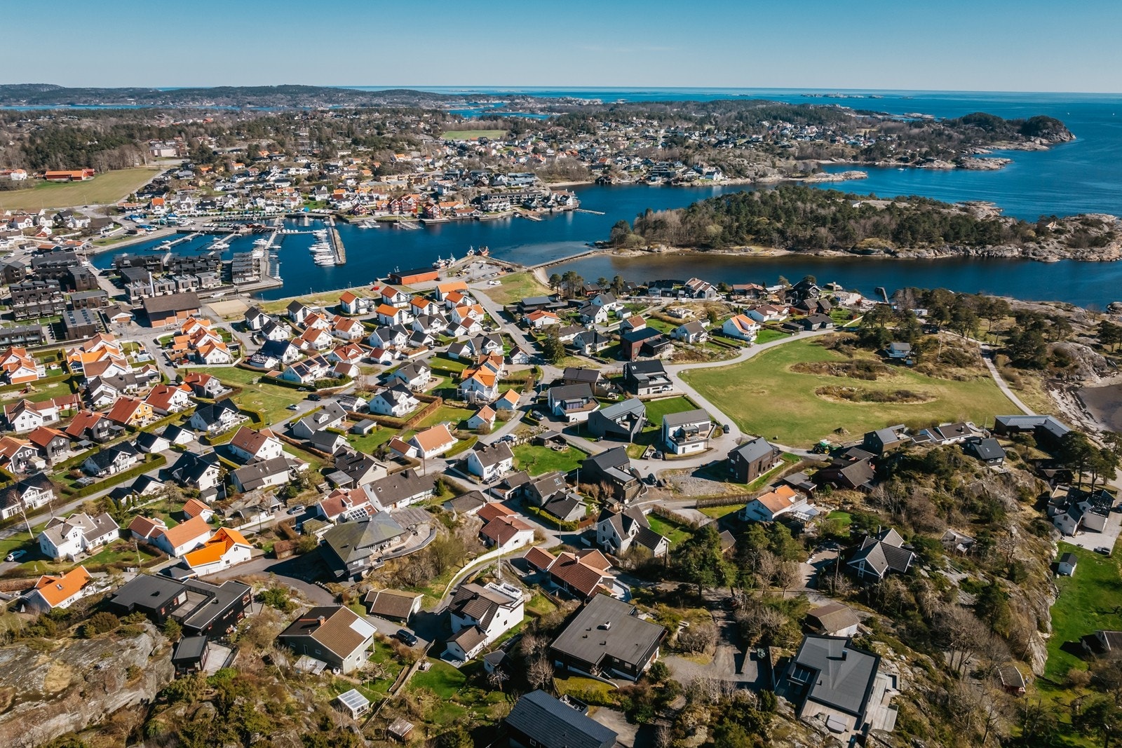 Veletablert og rolig nabolag i nærheten av sjøen. Galleribilde