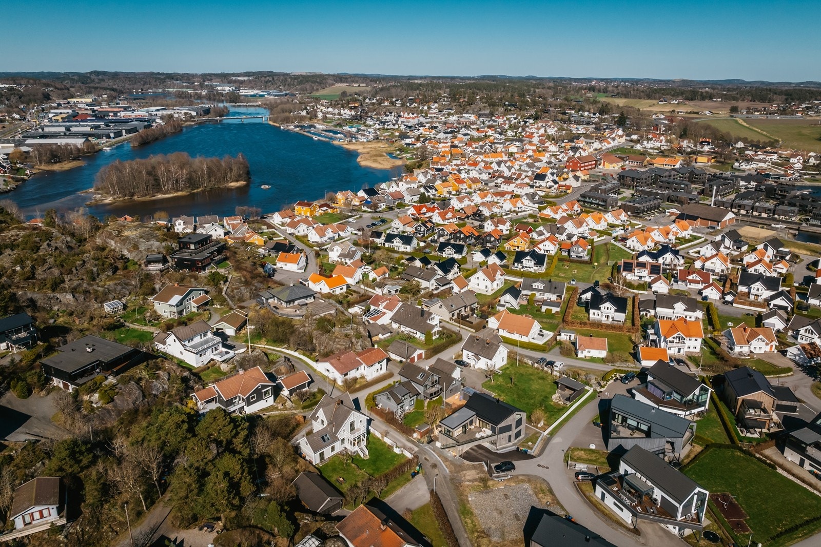 Larvik sentrum med AMFI, Fritzøe Brygge og et variert utvalg av butikker og spisesteder, er kun en ti minutters kjøretur unna. Dagligvarehandelen kan gjøres hos blant annet Meny Gloppe. Galleribilde
