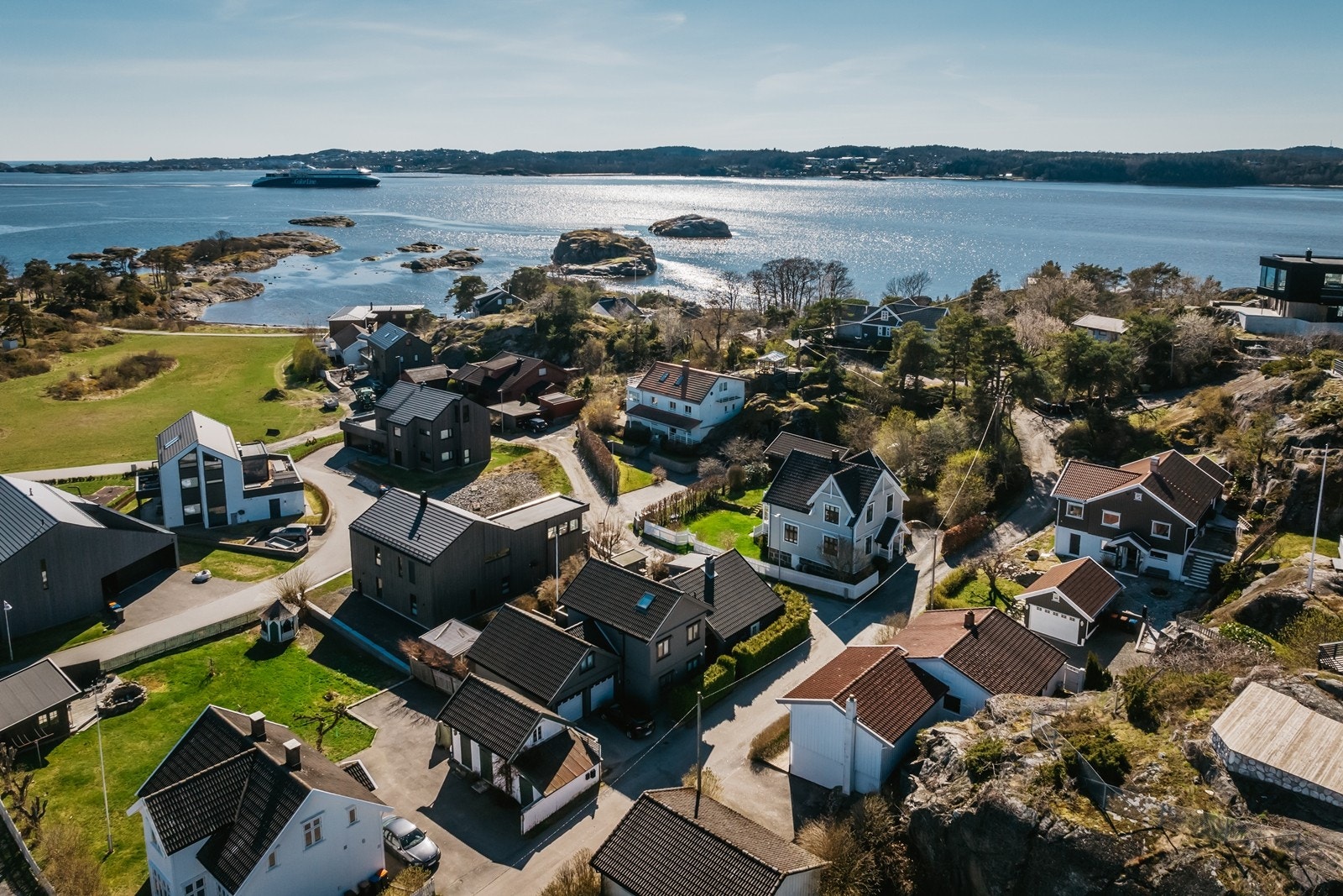 Fra boligen er det kun en kort spasertur ned til badeplasser. Galleribilde