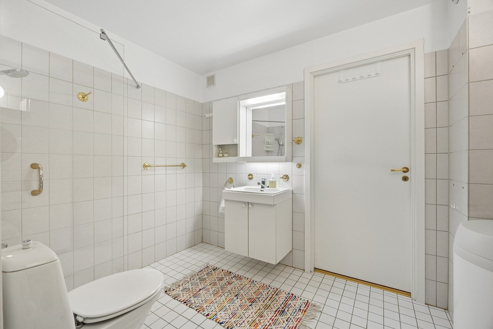 Badet er av god størrelse, og har behagelig gulvvarme. Galleribilde