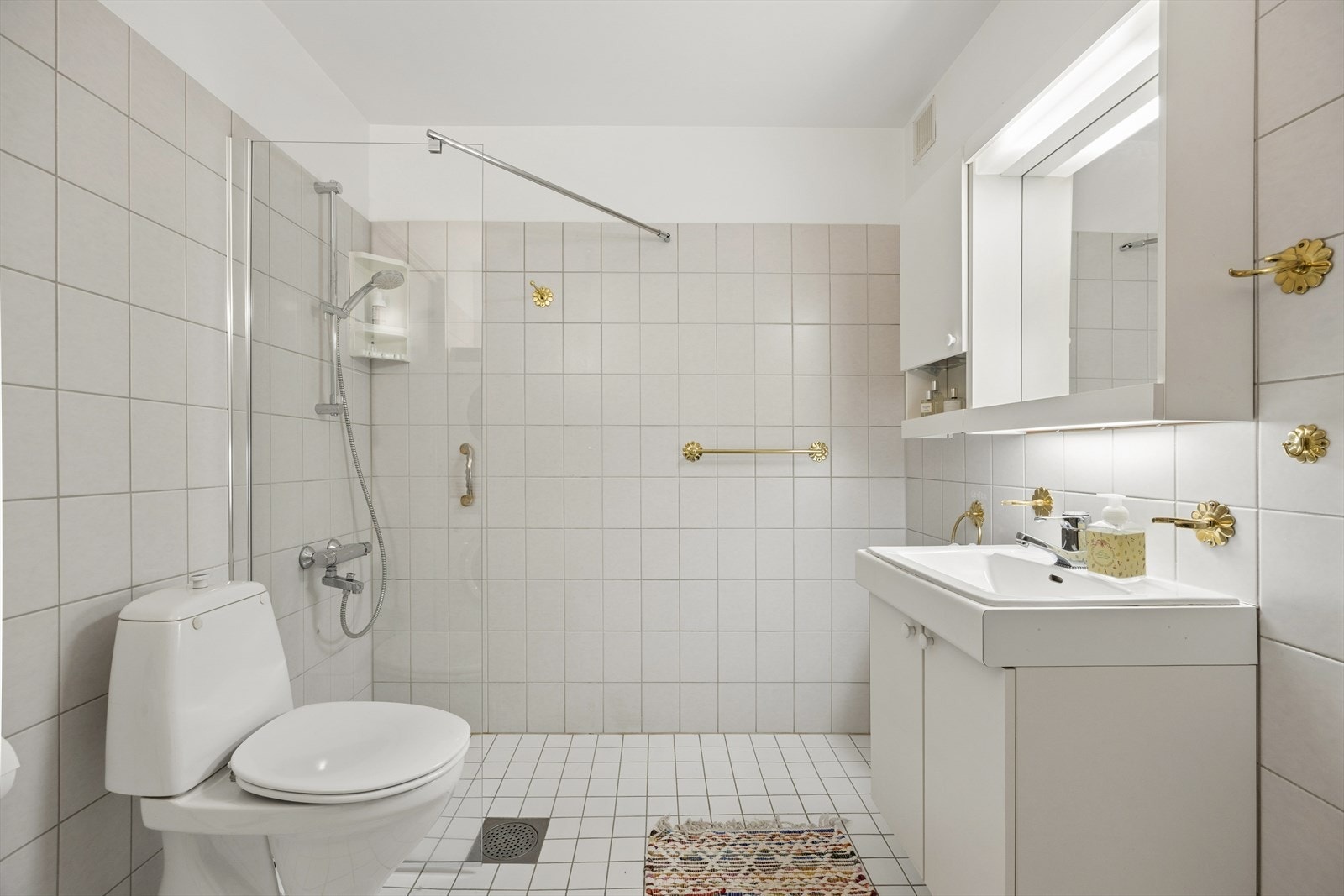 Det er opplegg for vaskemaskin på badet. Galleribilde