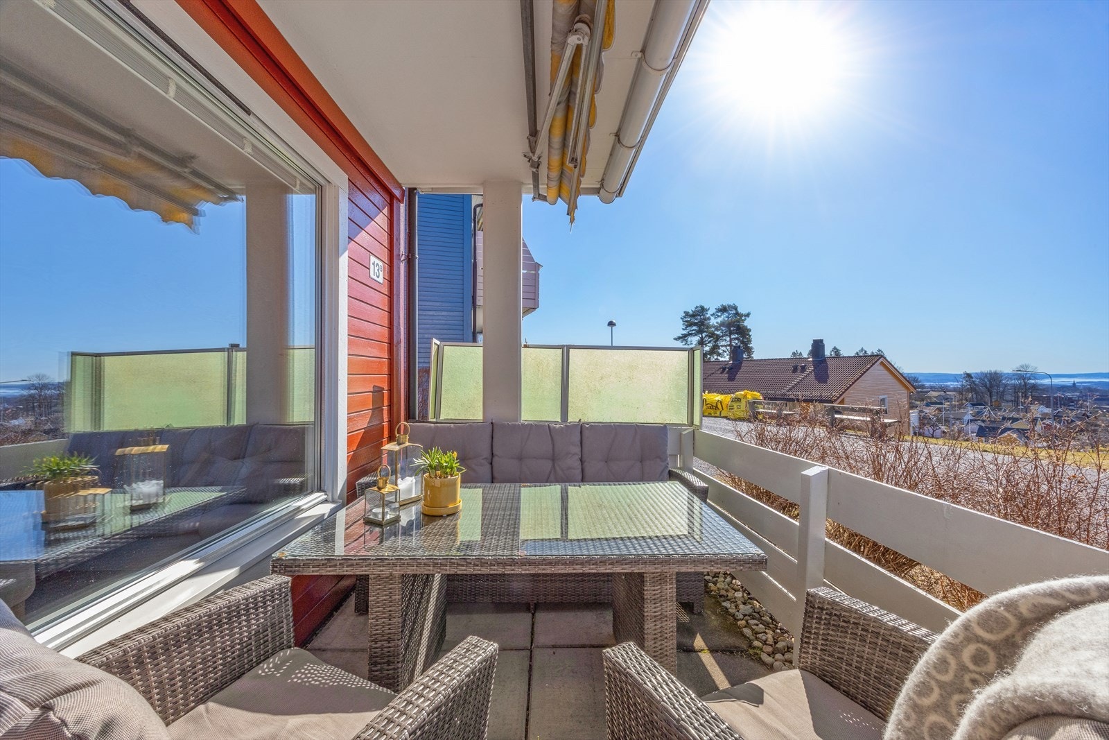 Fra stuen er det adkomst til en fantastisk sydvendt terrasse på ca. 12 m². Galleribilde