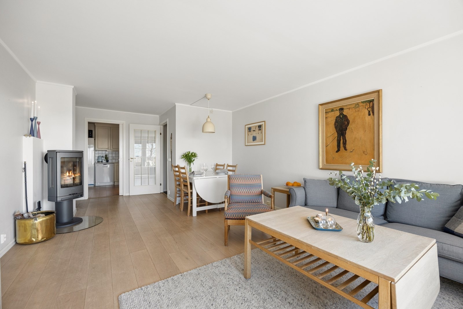 Stuen blir et sosialt rom med naturlige møbleringssoner. Galleribilde