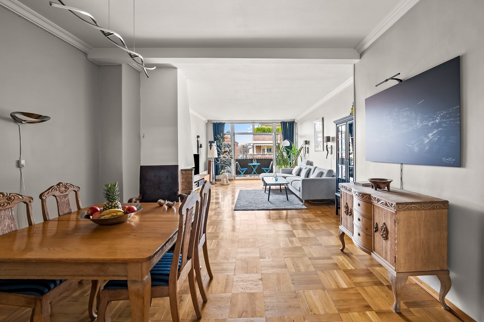 Stuen deles inn i to naturlige soner. Her har du god plass til et større spisebord med plass til både nære og kjære. Galleribilde