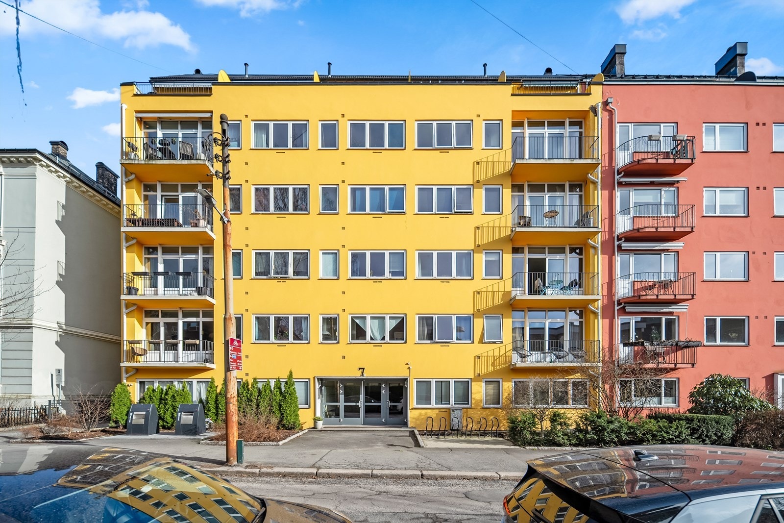Eiendommen er tegnet av arkitekt Frithjof Lykke-Enger på en tid preget av sterk urban vekst og fremveksten av funksjonalismen, hvor arkitekturen skulle være både estetisk ren og praktisk tilpasset moderne liv. Galleribilde