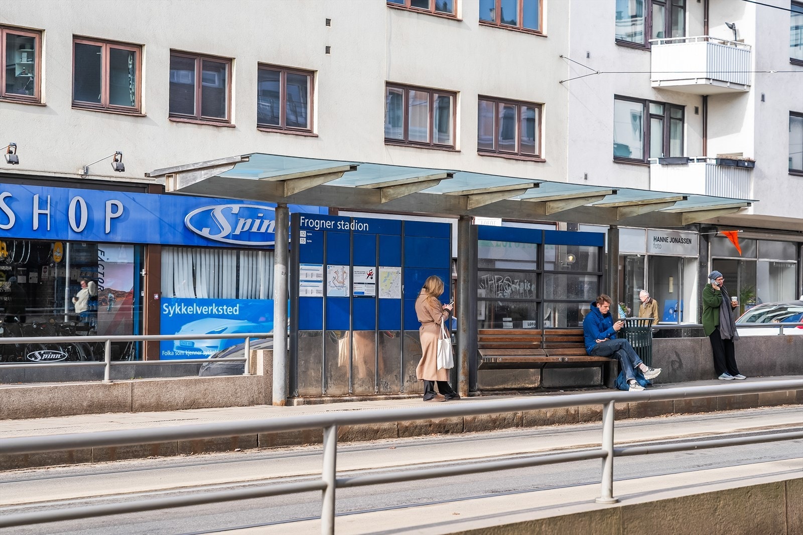 Beliggenheten gir meget gode kollektivforbindelser. Nærmeste stopp fra leiligheten er Frogner stadion, kun et par minutter gange. Galleribilde