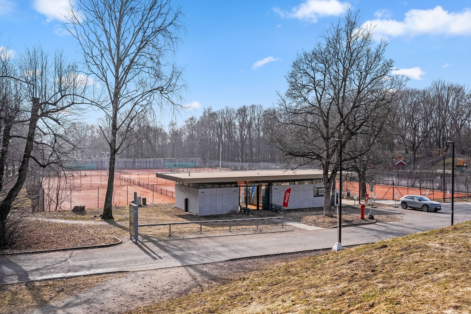 Eiendommen har nærhet til flere flotte parker og grøntområder. Frognerparken er et populært rekreasjonsområde med store grøntarealer, turstier og gode aktivitetsmuligheter. Her finner du også Frognerbadet, Frogner stadion og tennisanlegg. Galleribilde