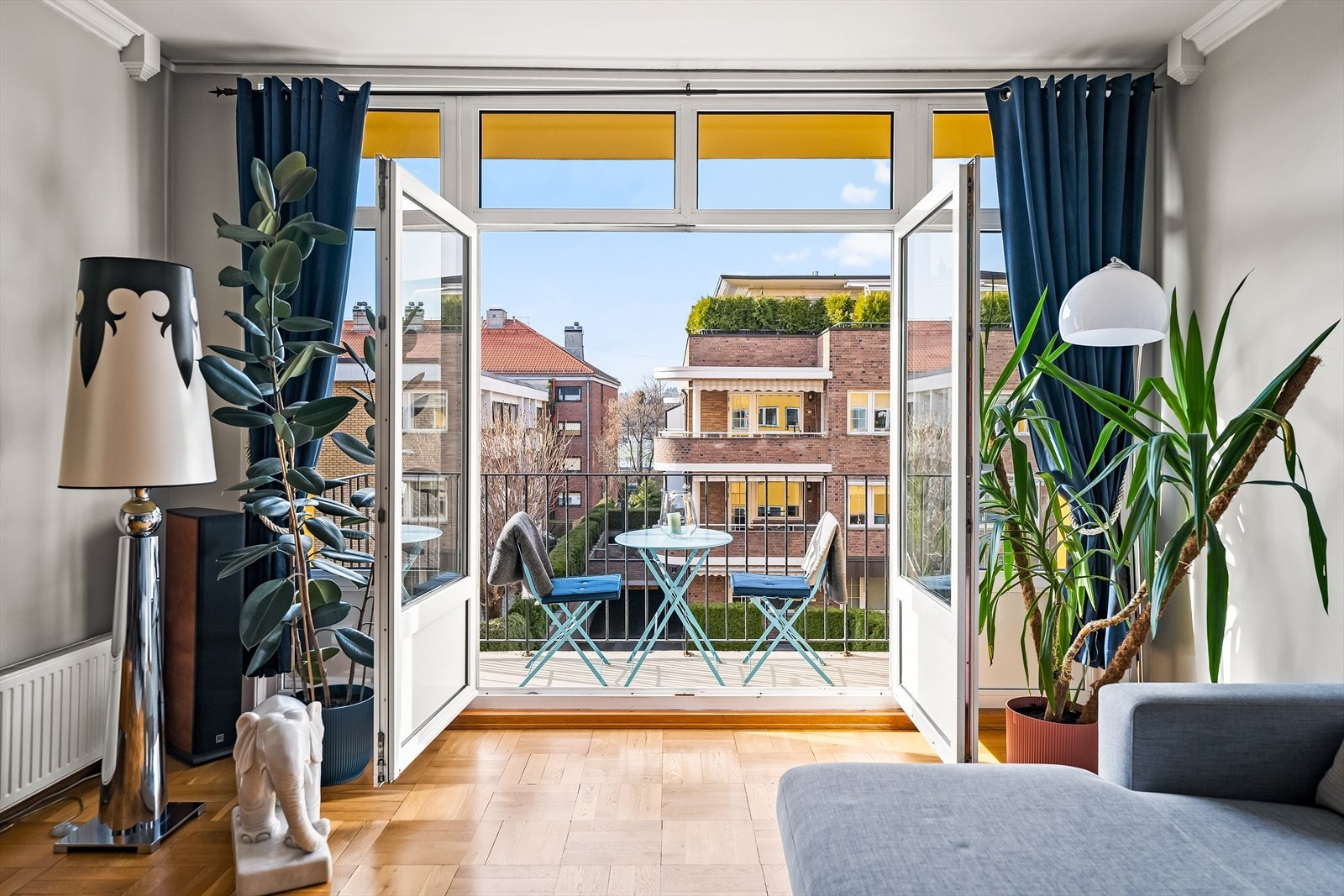 Stuen har utgang til en nydelig vestvendt balkong, som gir mulighet for avslapning i solen. Galleribilde