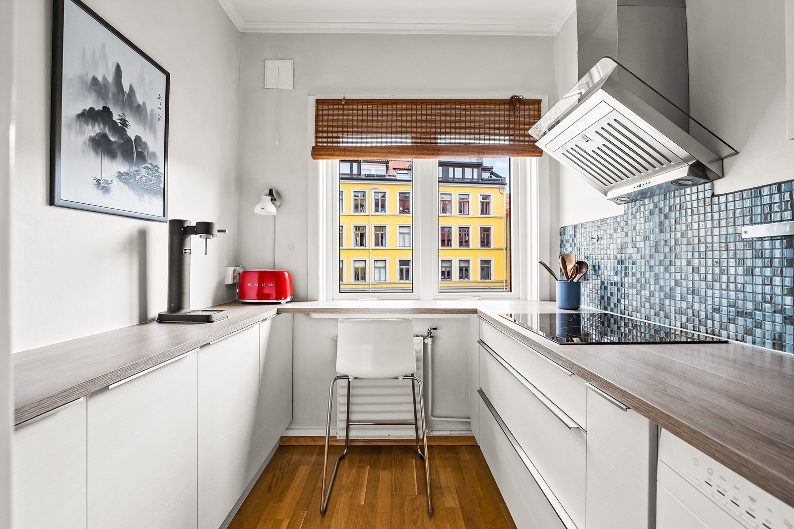 Kjøkkenet er utstyrt med laminat benkeplate og praktiske fliser over benkeplaten. Her finner du også et hyggelig kjøkkenvindu med egen nisje for de mindre måltidene eller dagens første kaffekopp! Galleribilde