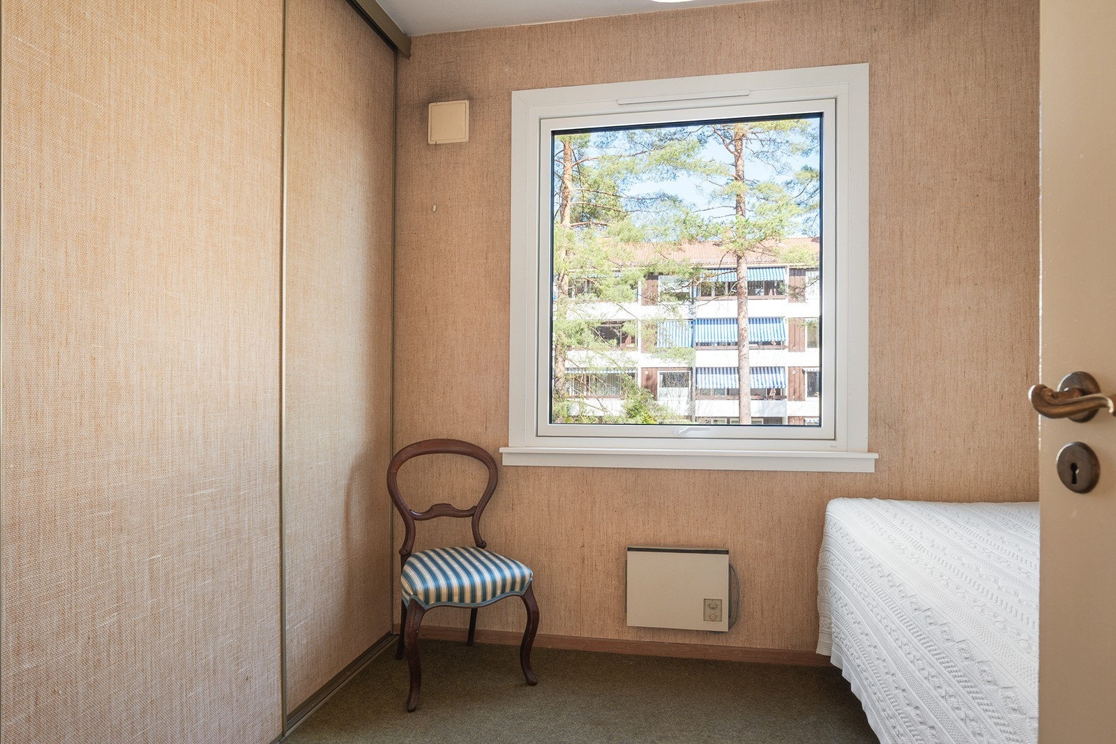 Soverom 2, et perfekt barne- eller gjesterom med stor skyvedørsgarderobe Galleribilde