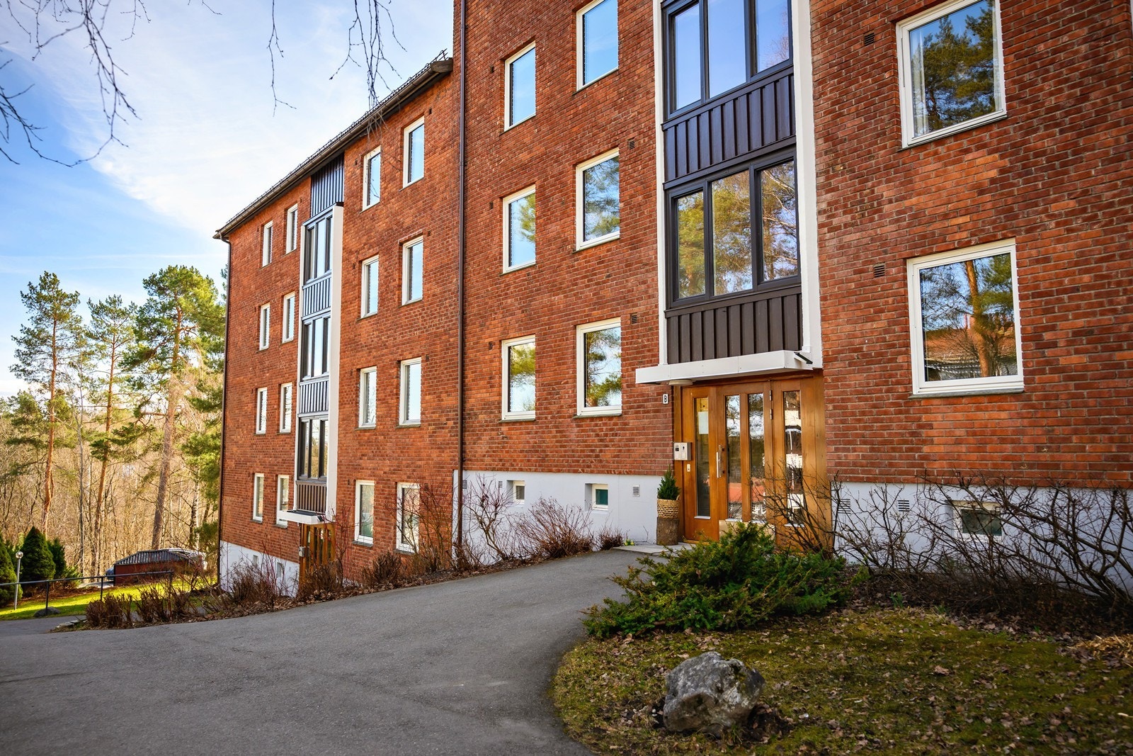 Leiligheten ligger i høy og skjermet 1. etasje med enkel adkomst og lite innsyn Galleribilde