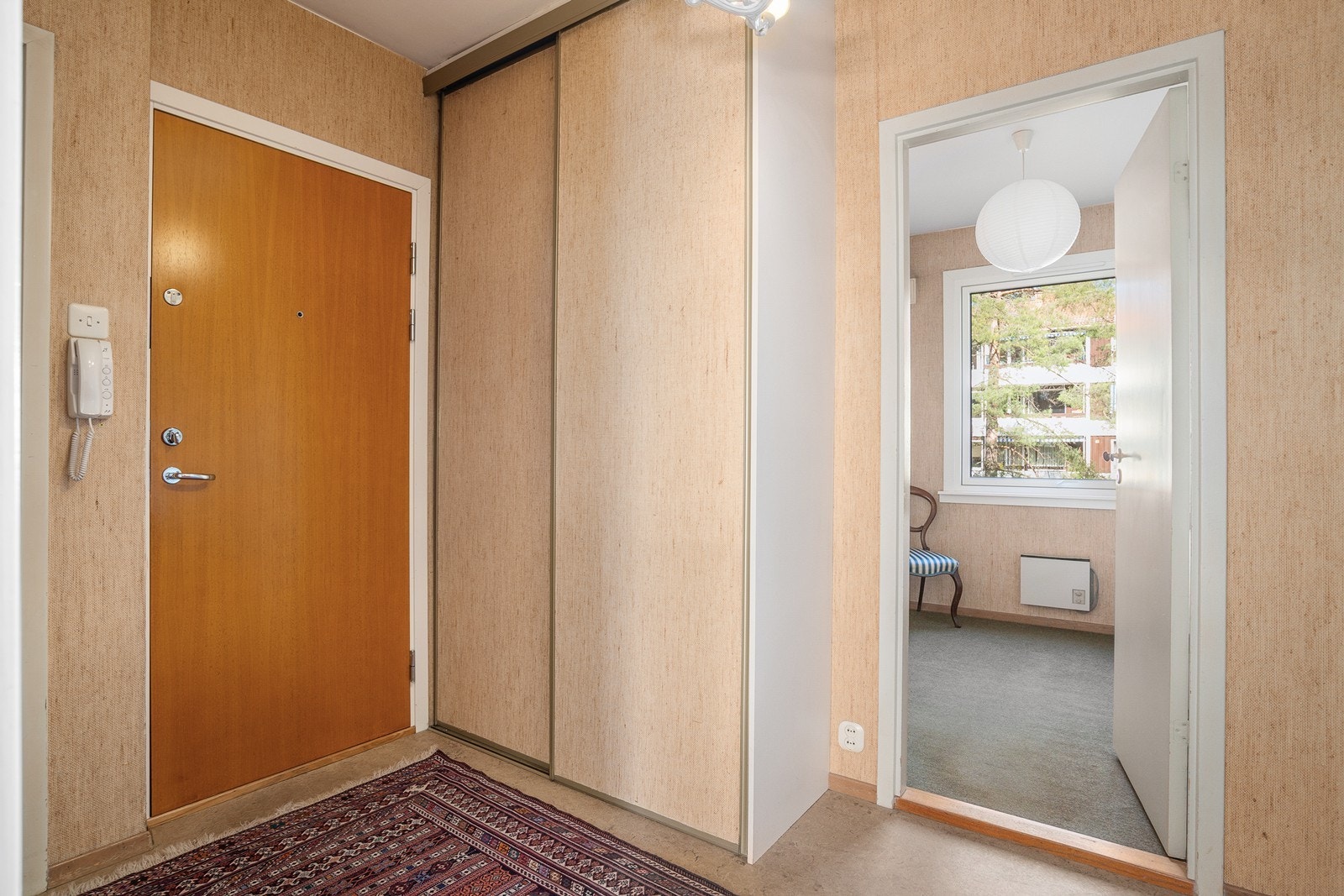 Entré med praktisk skyvedørsgarderobe Galleribilde