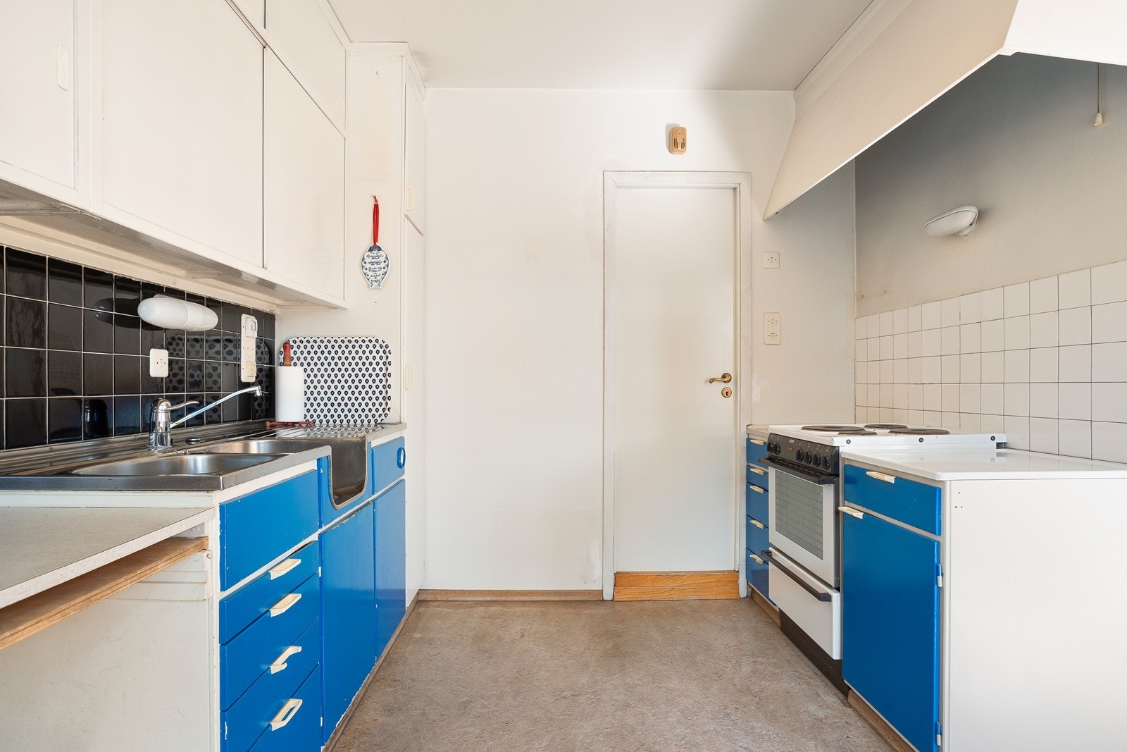 Kjøkkenet er utstyrt med frittstående komfyr med kokeplate og kjøle/fryseskap. Det er naturlig avtrekk Galleribilde