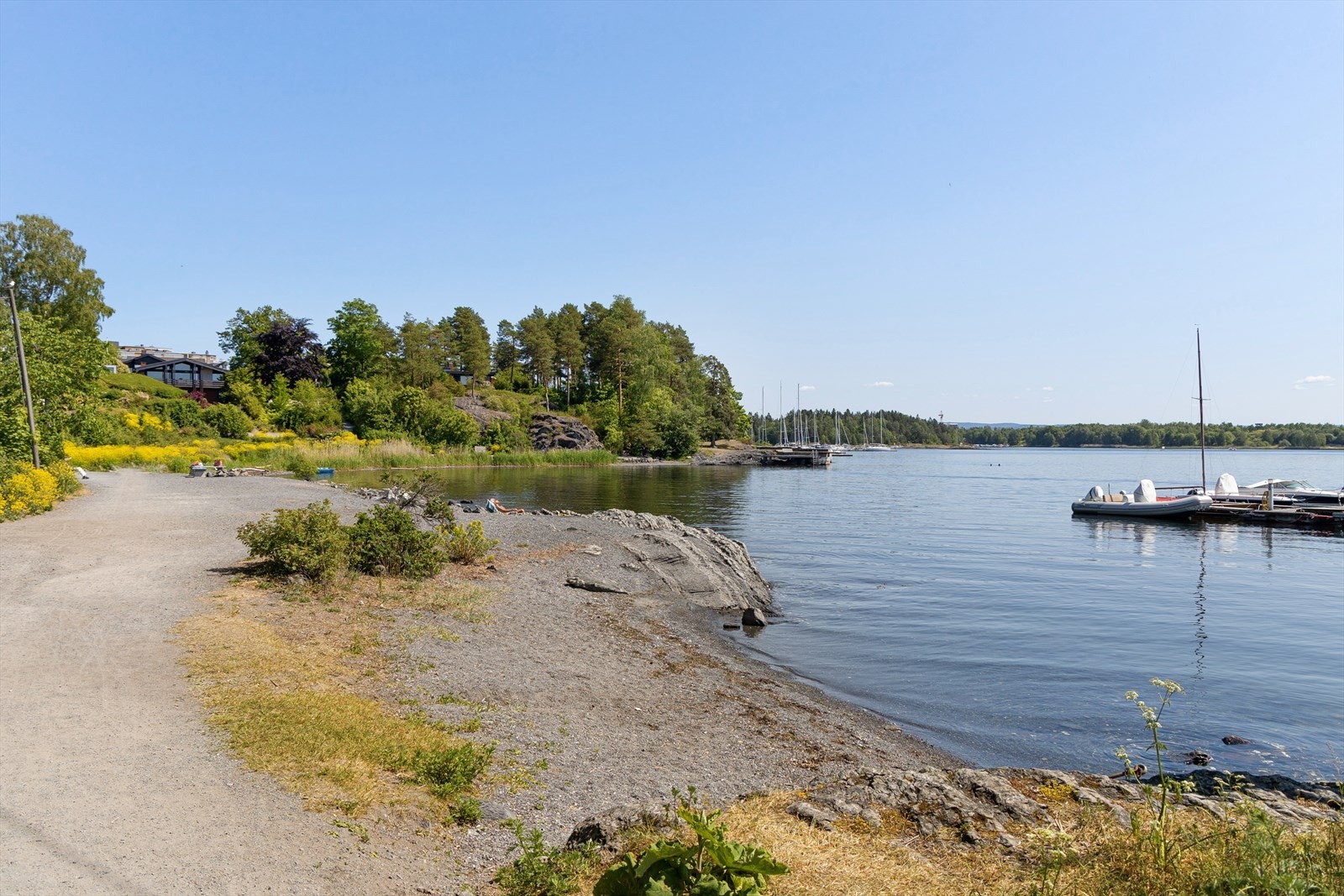 Kort avstand til strand og fjord Galleribilde