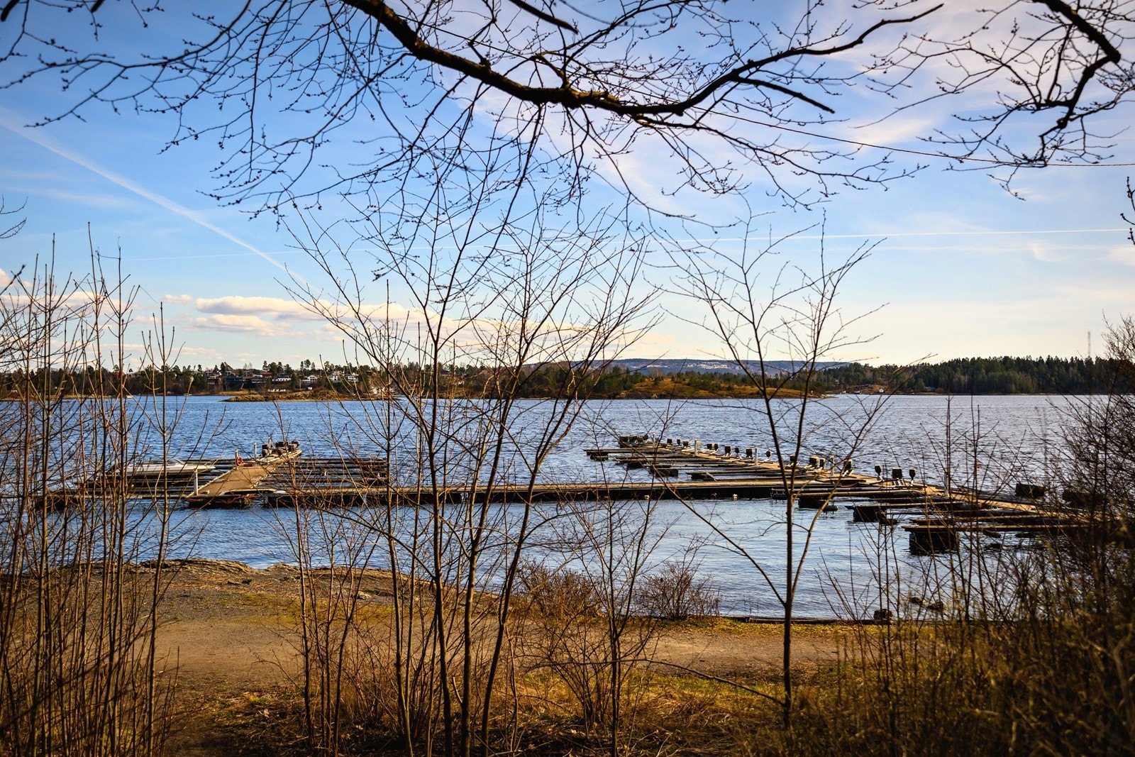 Kyststi, badestrand og bryggeanlegg et stenkast fra inngangsdøren Galleribilde