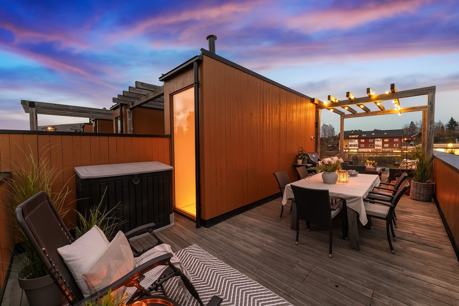 Terrasse med god plass til spisegruppe og sosiale sammenkomster. Galleribilde