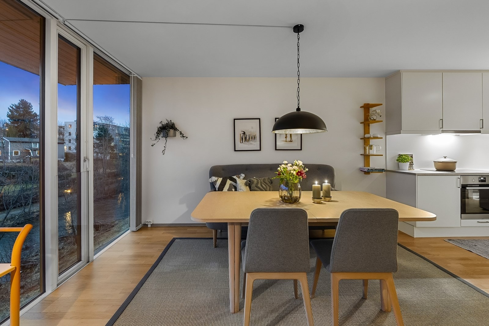 De store panoramavinduene slipper inn rikelig med dagslys, og bringer naturen inn i rommet. Galleribilde