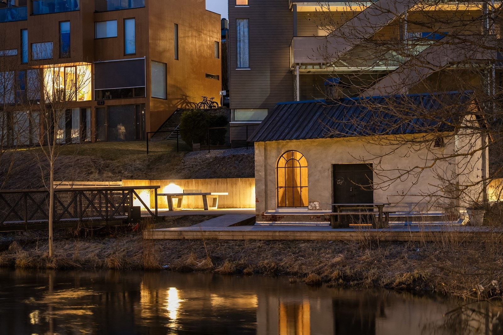 Grillhus langs elva med fin uteplass som kan leies. Galleribilde